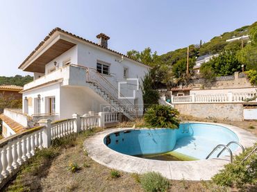 Villa mit Balkon zum Verkauf in Premià de Dalt