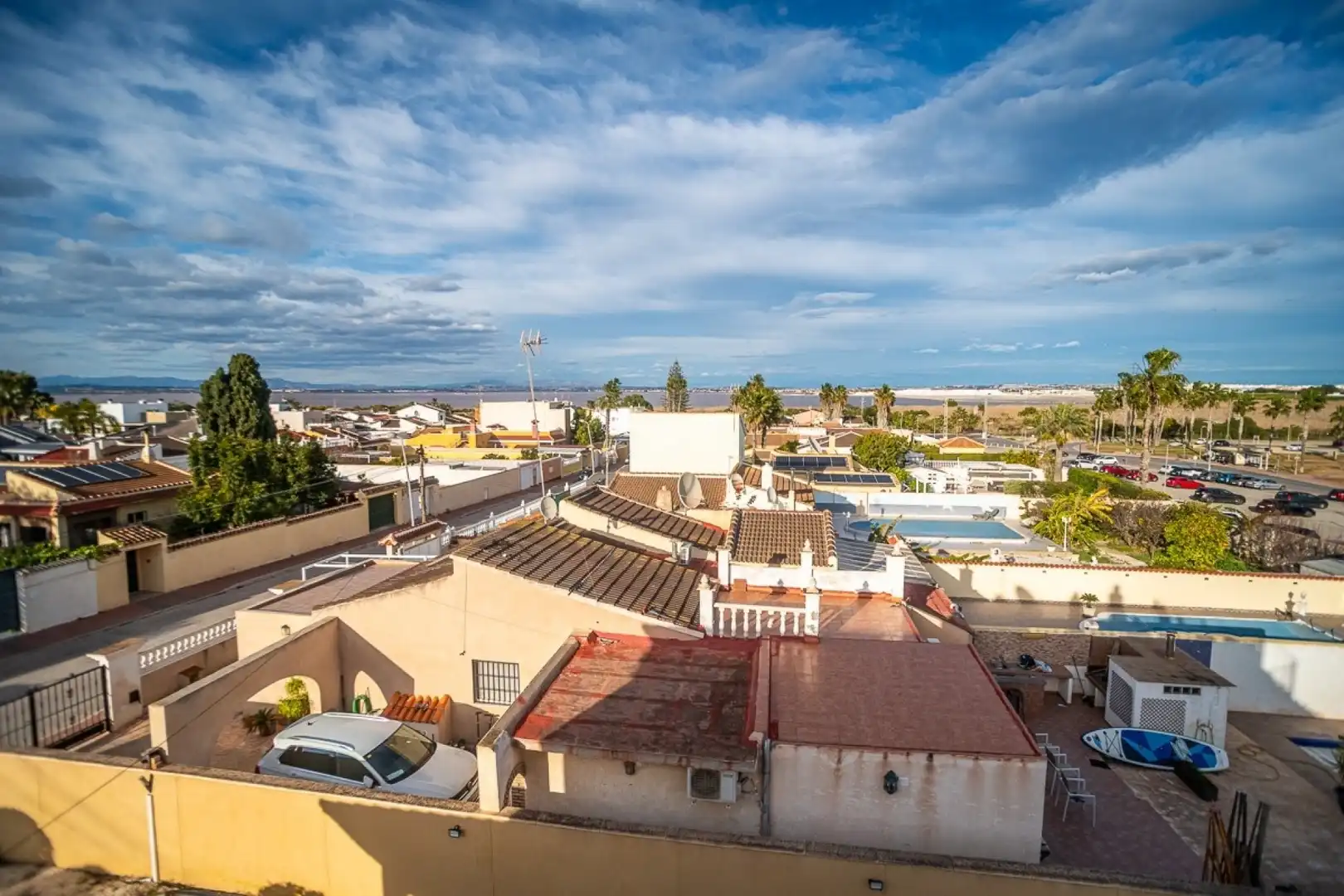 Vista exterior de Casa o xalet en venda en Torrevieja amb Aire condicionat, Calefacció i Jardí privat
