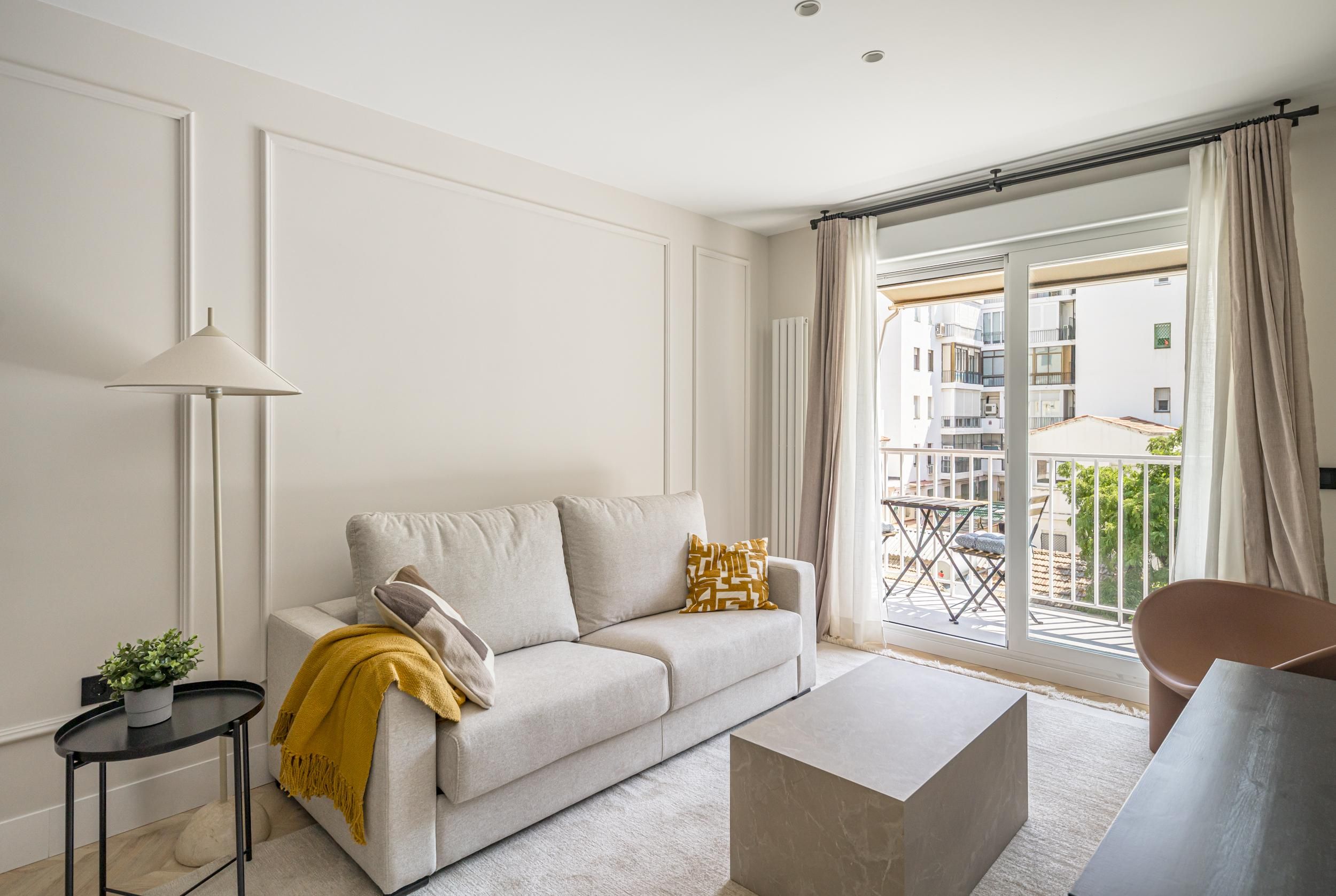 Living room of Flat for sale in  Madrid Capital  with Air Conditioner, Heating and Parquet flooring
