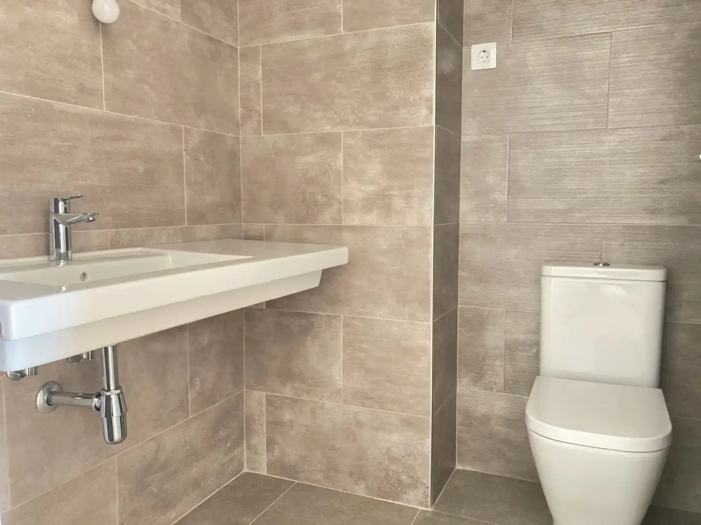 Baño de Piso de alquiler en Sant Adrià de Besòs con Calefacción, Parquet y Terraza