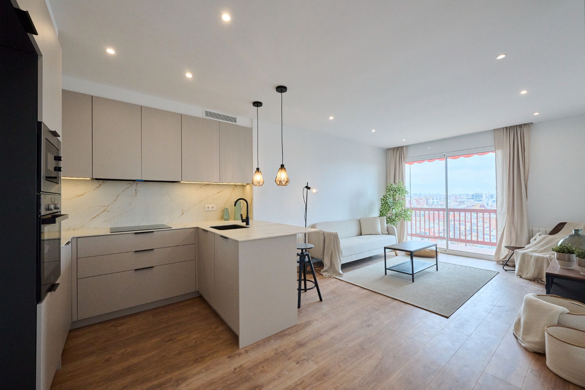 Living room of Flat for sale in L'Hospitalet de Llobregat  with Air Conditioner, Heating and Parquet flooring