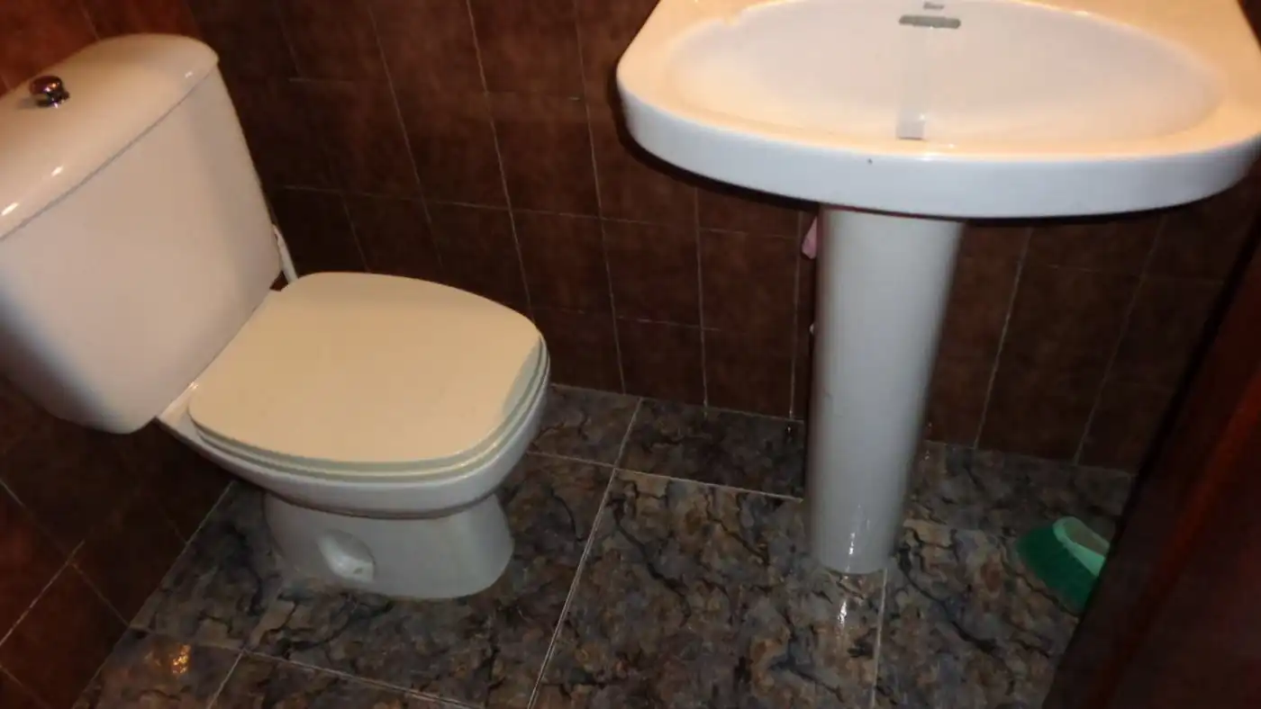 Bany de Casa o xalet en venda en Elda amb Aire condicionat, Terrassa i Balcó