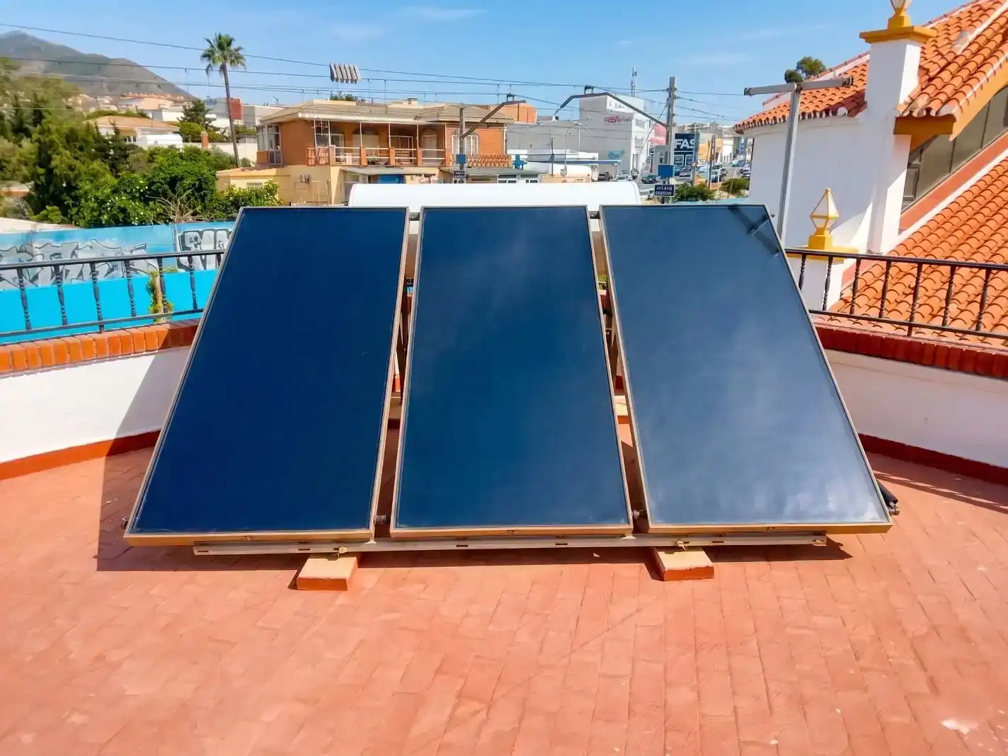 Vista exterior de Casa o xalet en venda en Torremolinos amb Piscina