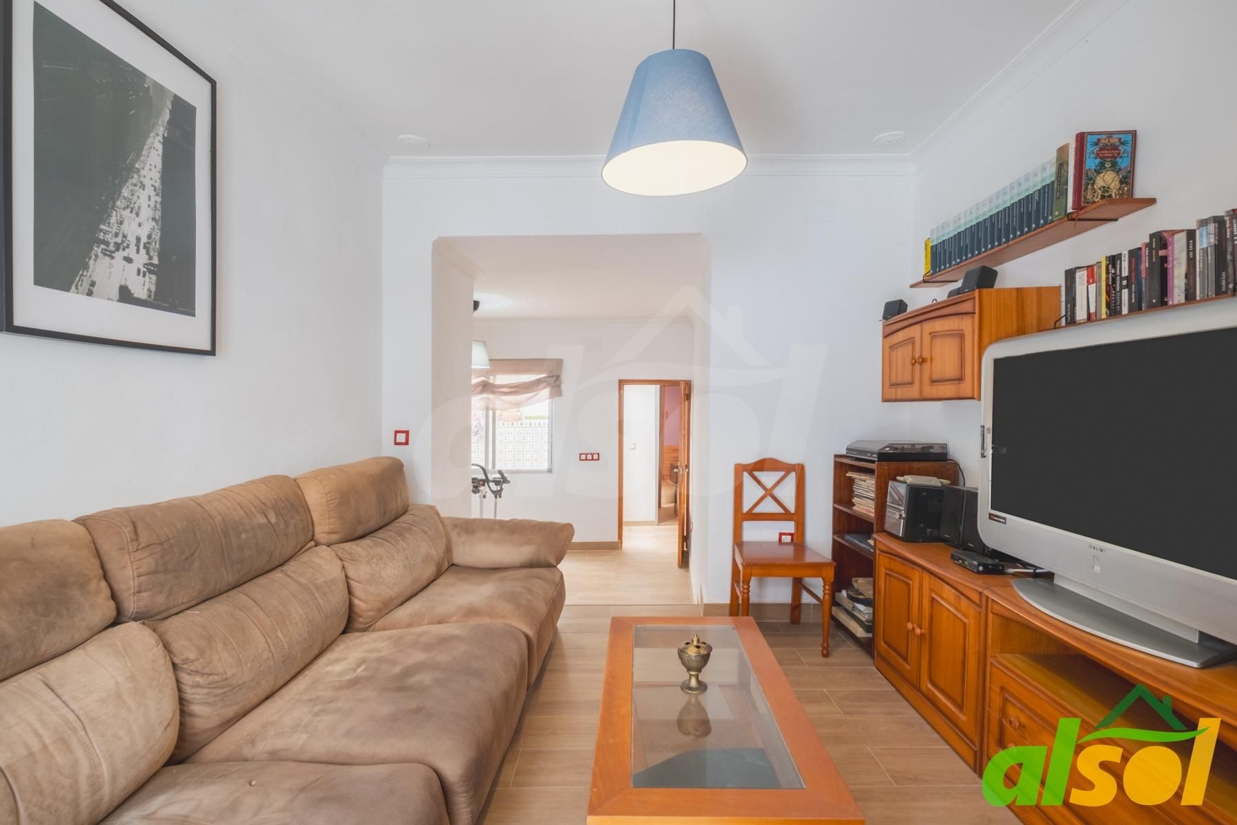 Sala d'estar de Casa adosada en venda en El Puerto de Santa María amb Traster i Balcó