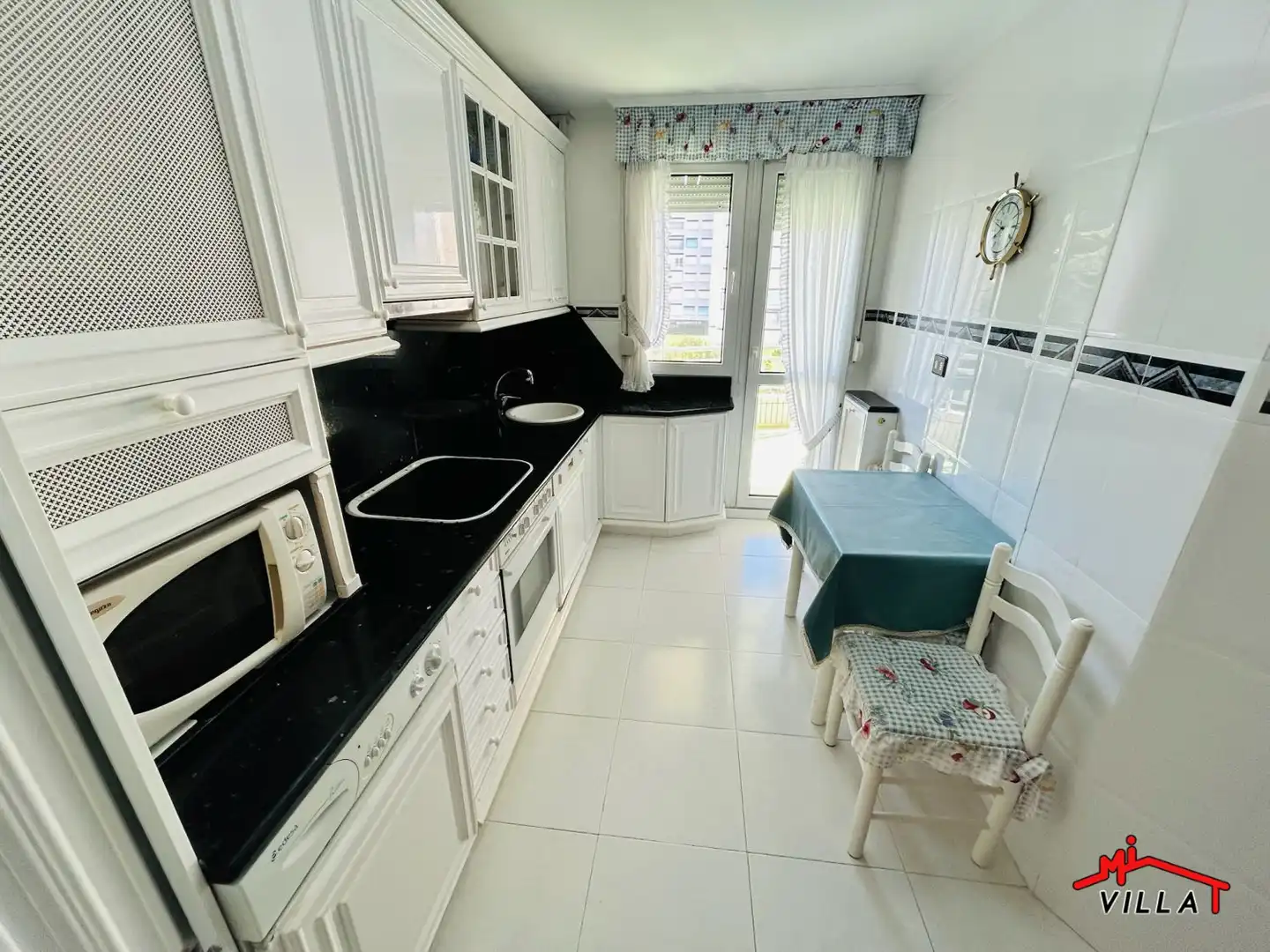 Cocina de Piso en venta en Laredo con Calefacción, Terraza y Amueblado
