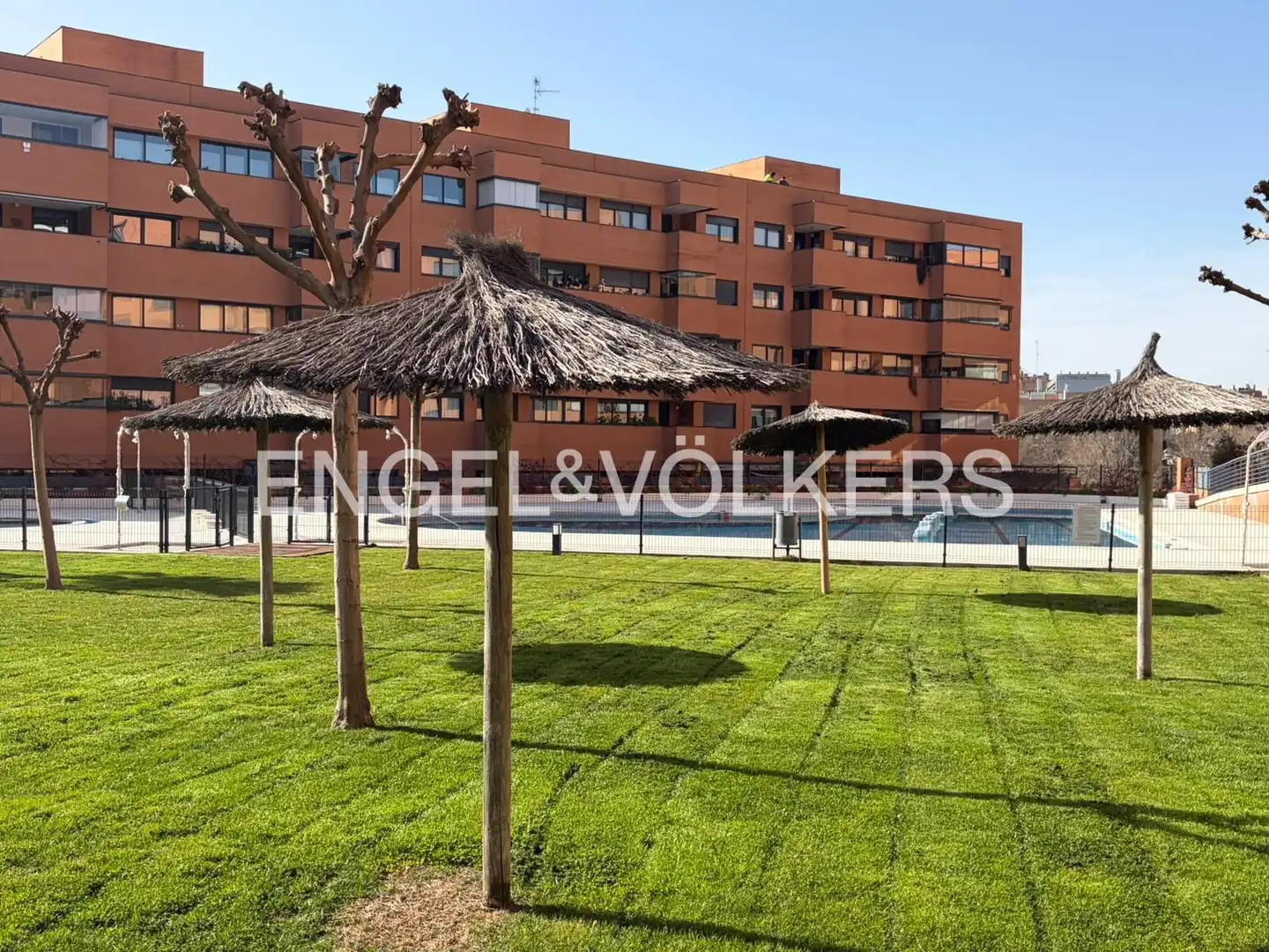 Vista exterior de Apartamento de alquiler en San Sebastián de los Reyes con Aire acondicionado, Calefacción y Jardín privado