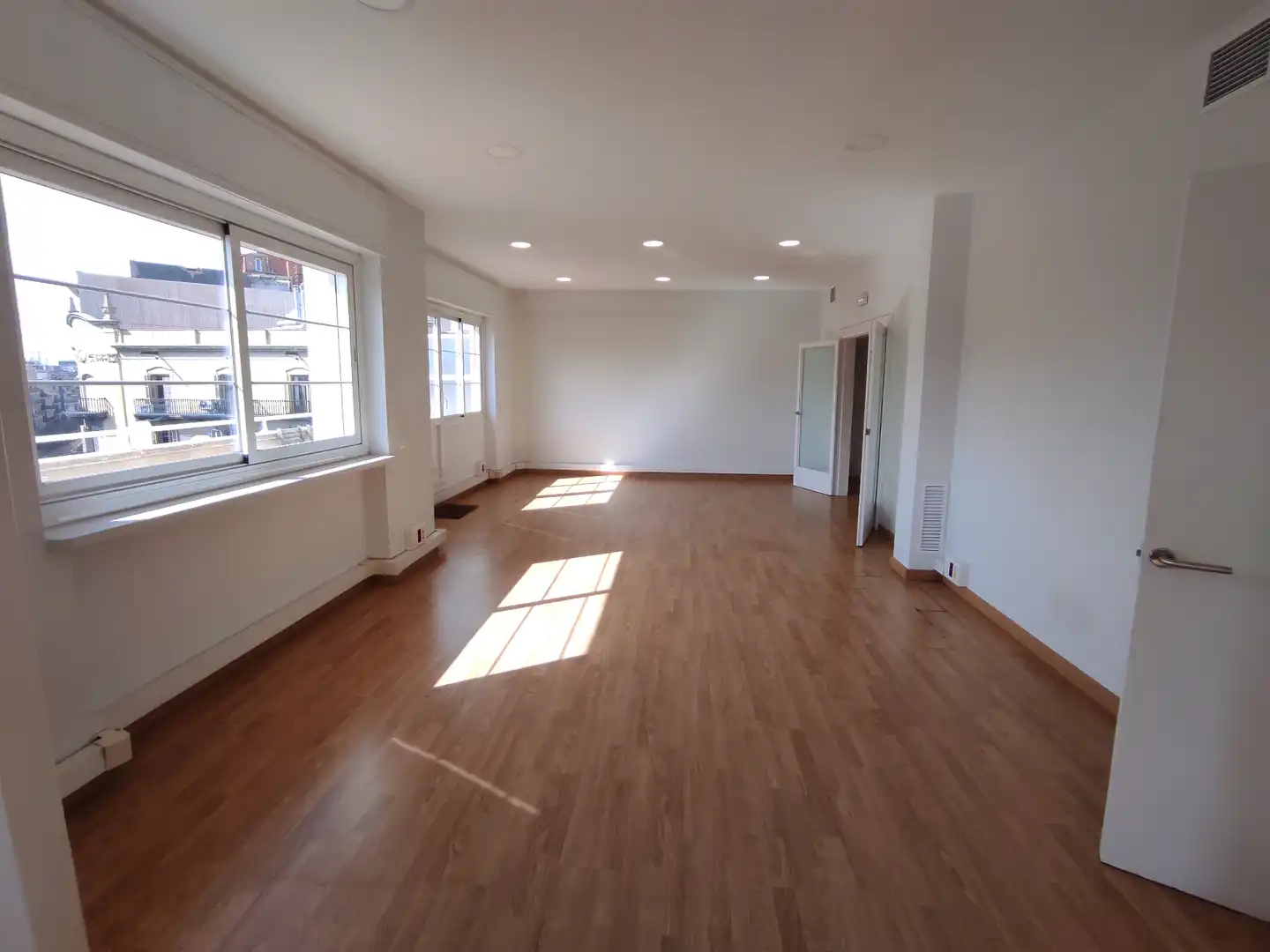 Büro zur Miete in Barcelona mit Klimaanlage, Heizung und Balkon