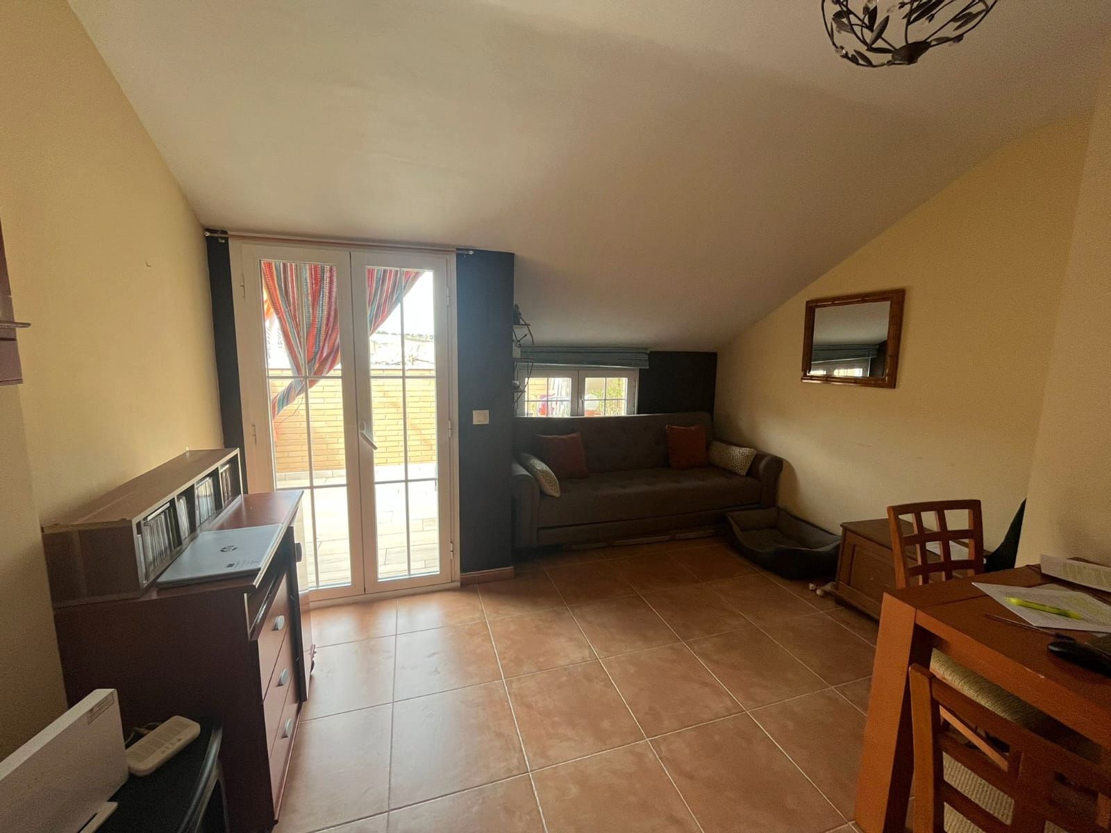Wohnzimmer von Dachboden zum verkauf in Borox mit Heizung, Terrasse und Ofen