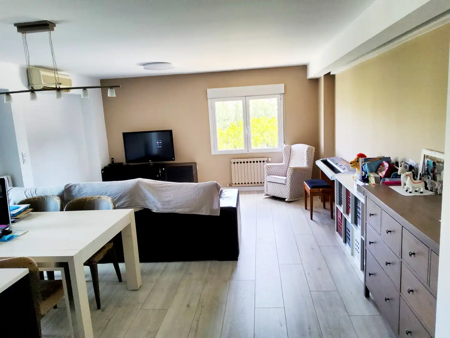 Sala de estar de Piso de alquiler en  Zaragoza Capital con Calefacción, Parquet y Amueblado