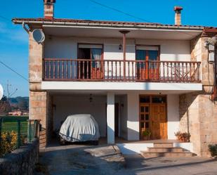 Vista exterior de Casa adosada en venda en Puente Viesgo amb Calefacció, Jardí privat i Parquet