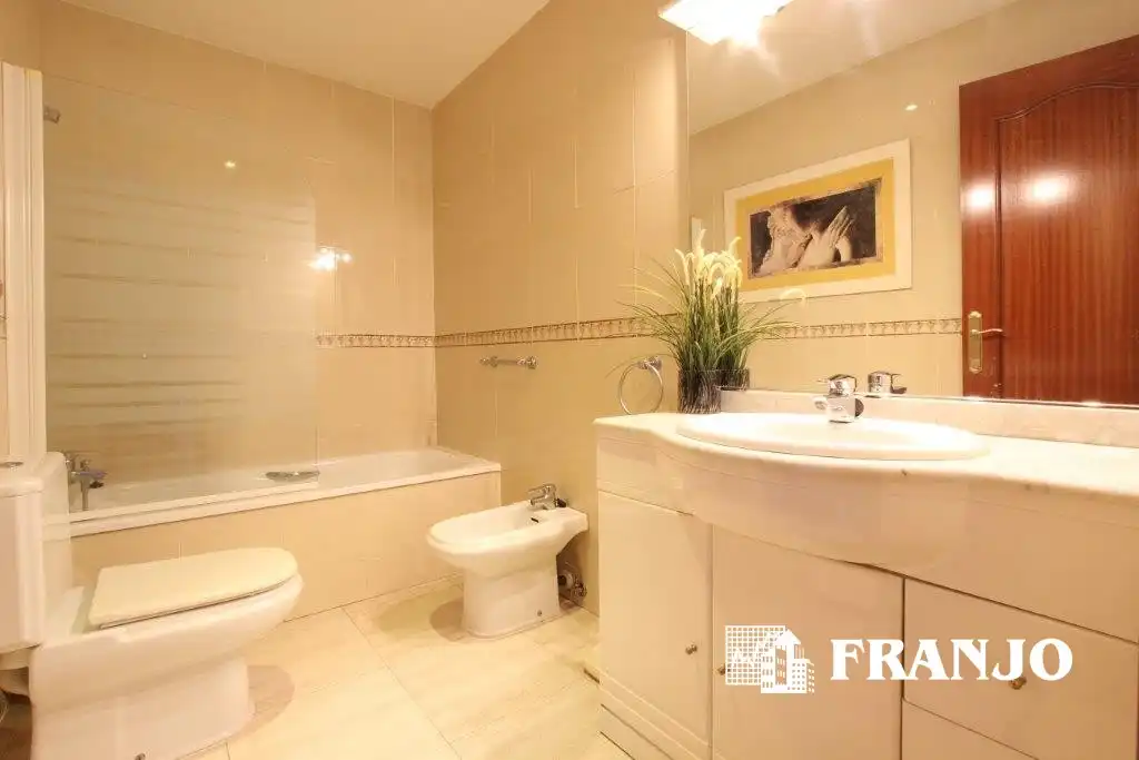 Baño de Casa adosada en venta en Sabadell con Aire acondicionado, Calefacción y Jardín privado
