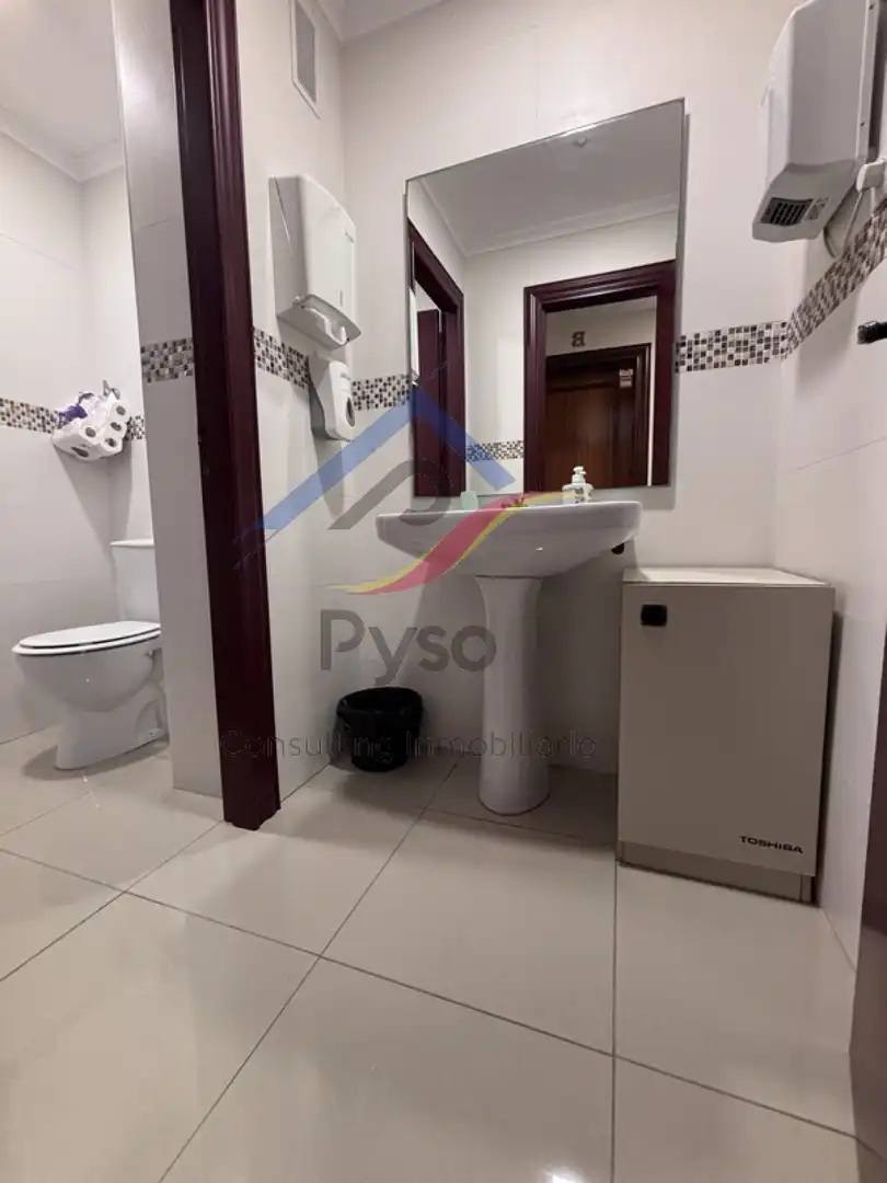 Badezimmer von Büro zur Miete in Santander mit Heizung