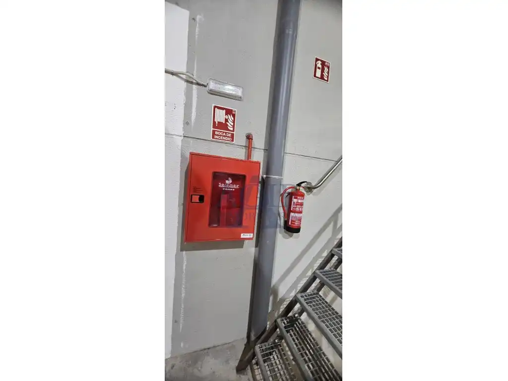 Parkplatz von Fabrikhallen zur Miete in Badalona