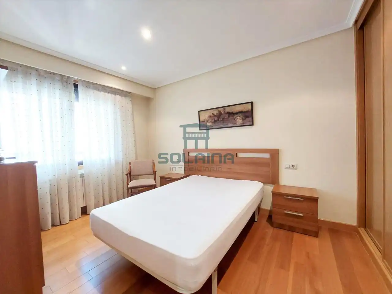 Dormitori de Apartament de lloguer en Ourense Capital  amb Calefacció, Traster i Moblat