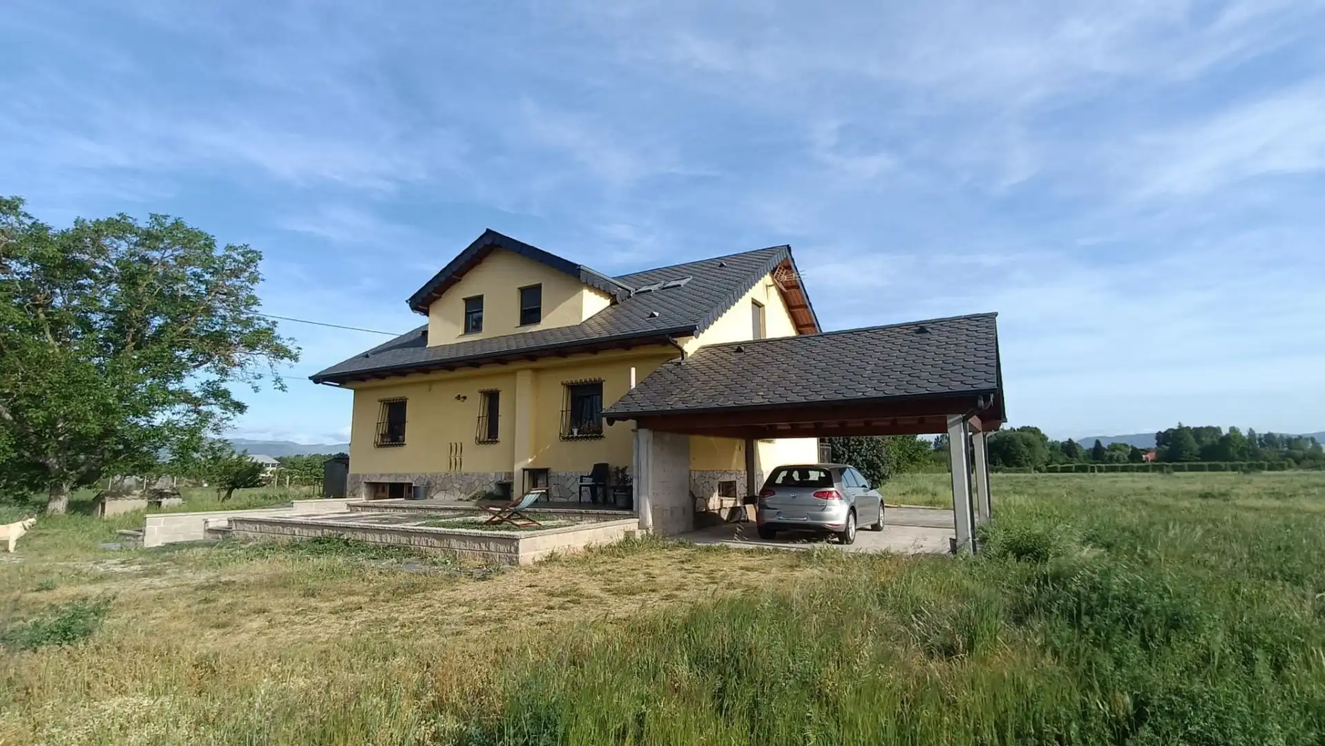 Vista exterior de Casa o xalet en venda en Carracedelo amb Calefacció, Jardí privat i Terrassa