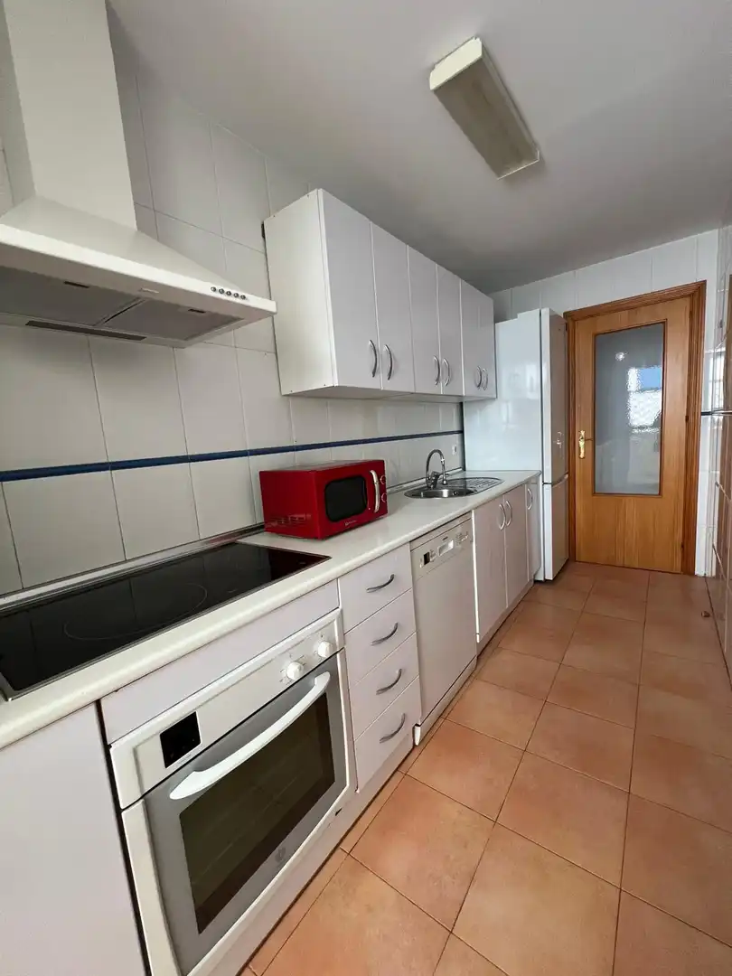 Cuina de Apartament en venda en Estepona amb Terrassa, Piscina i Piscina comunitària