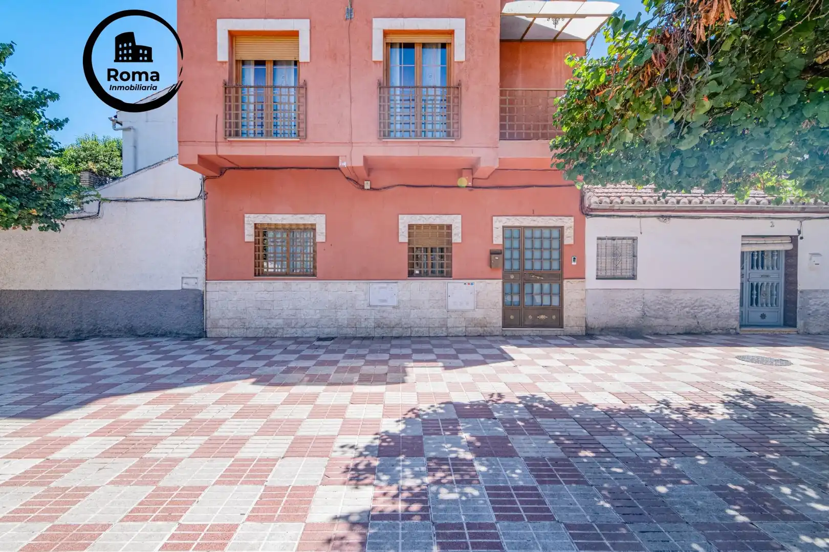 Vista exterior de Casa adosada en venda en Granada amb Aire condicionat, Terrassa i Moblat