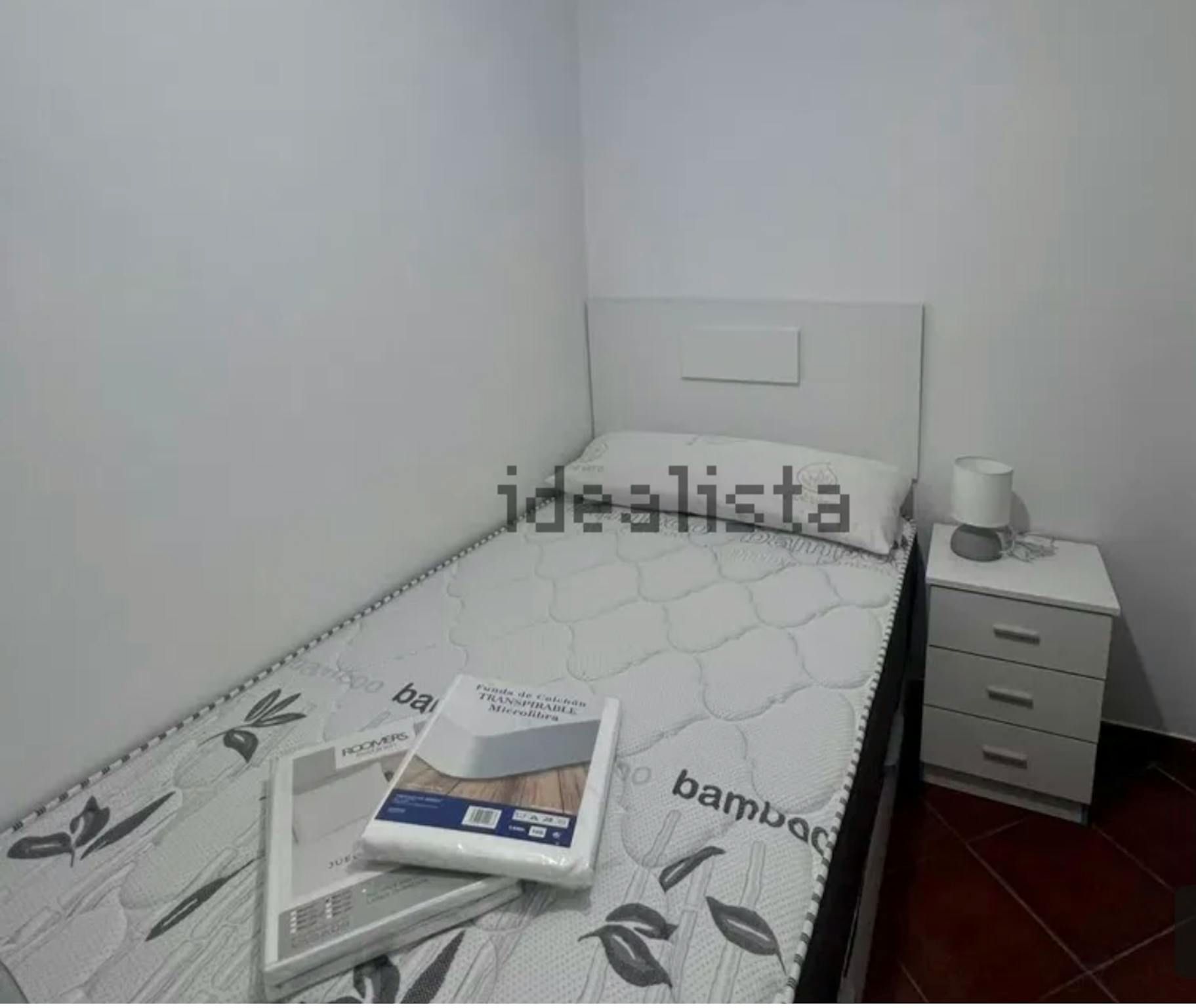 Bedroom of Flat to share in  Madrid Capital  with Air Conditioner, Heating and Private garden