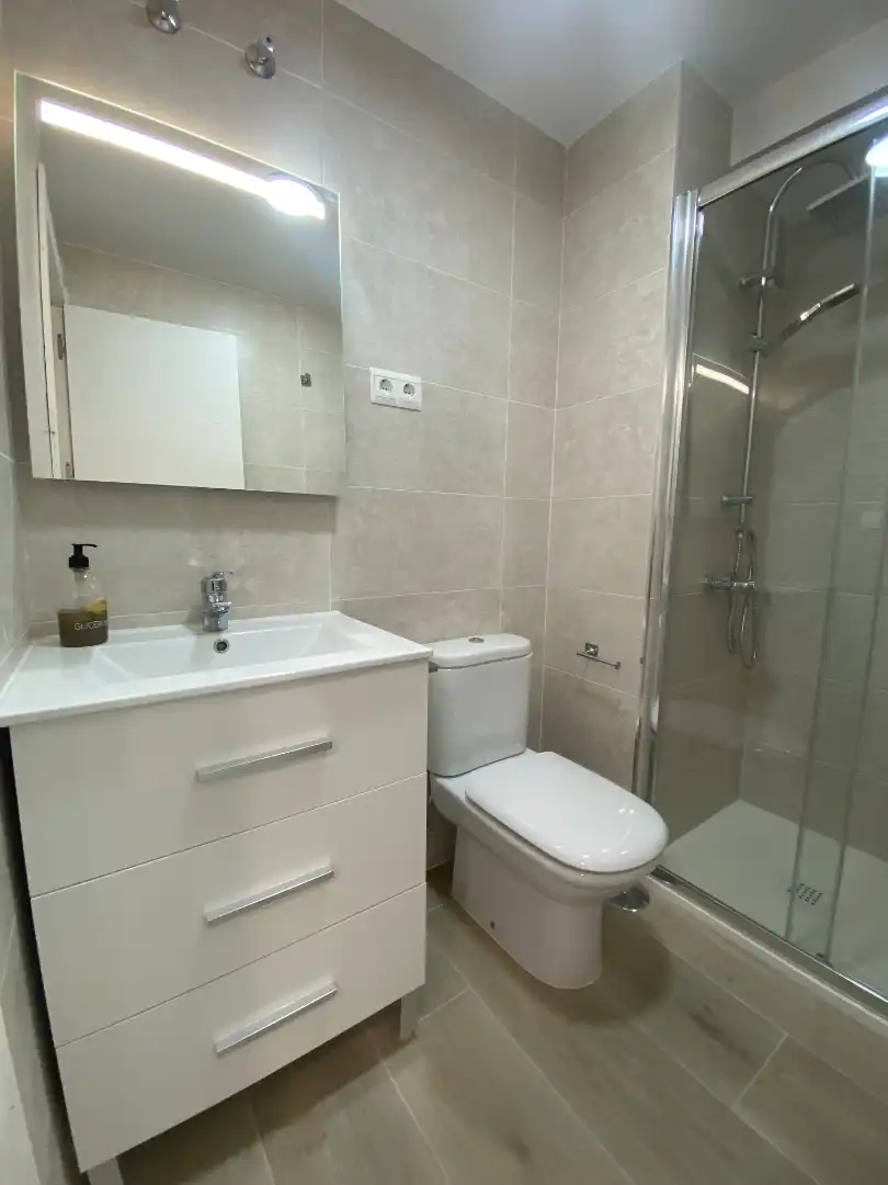 Bany de Apartament de lloguer en Málaga amb Aire condicionat, Moblat i Rentadora