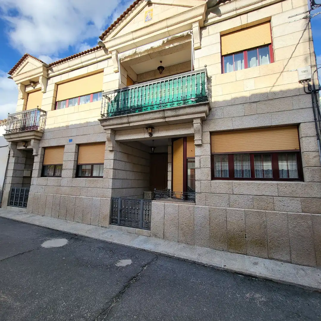 Vista exterior de Casa o xalet en venda en Muñogalindo amb Calefacció i Traster