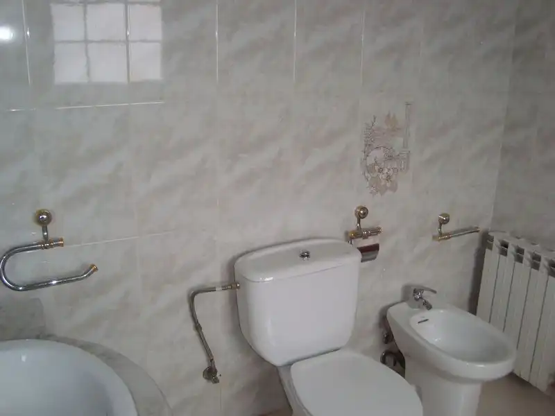 Baño de Casa adosada en venta en Llinars del Vallès con Calefacción, Jardín privado y Horno