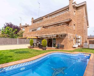 Exterior view of Single-family semi-detached for sale in Sant Quirze del Vallès  with Air Conditioner, Heating and Private garden