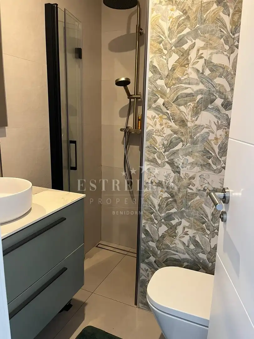 Baño de Apartamento de alquiler en Benidorm con Calefacción, Jardín privado y Terraza