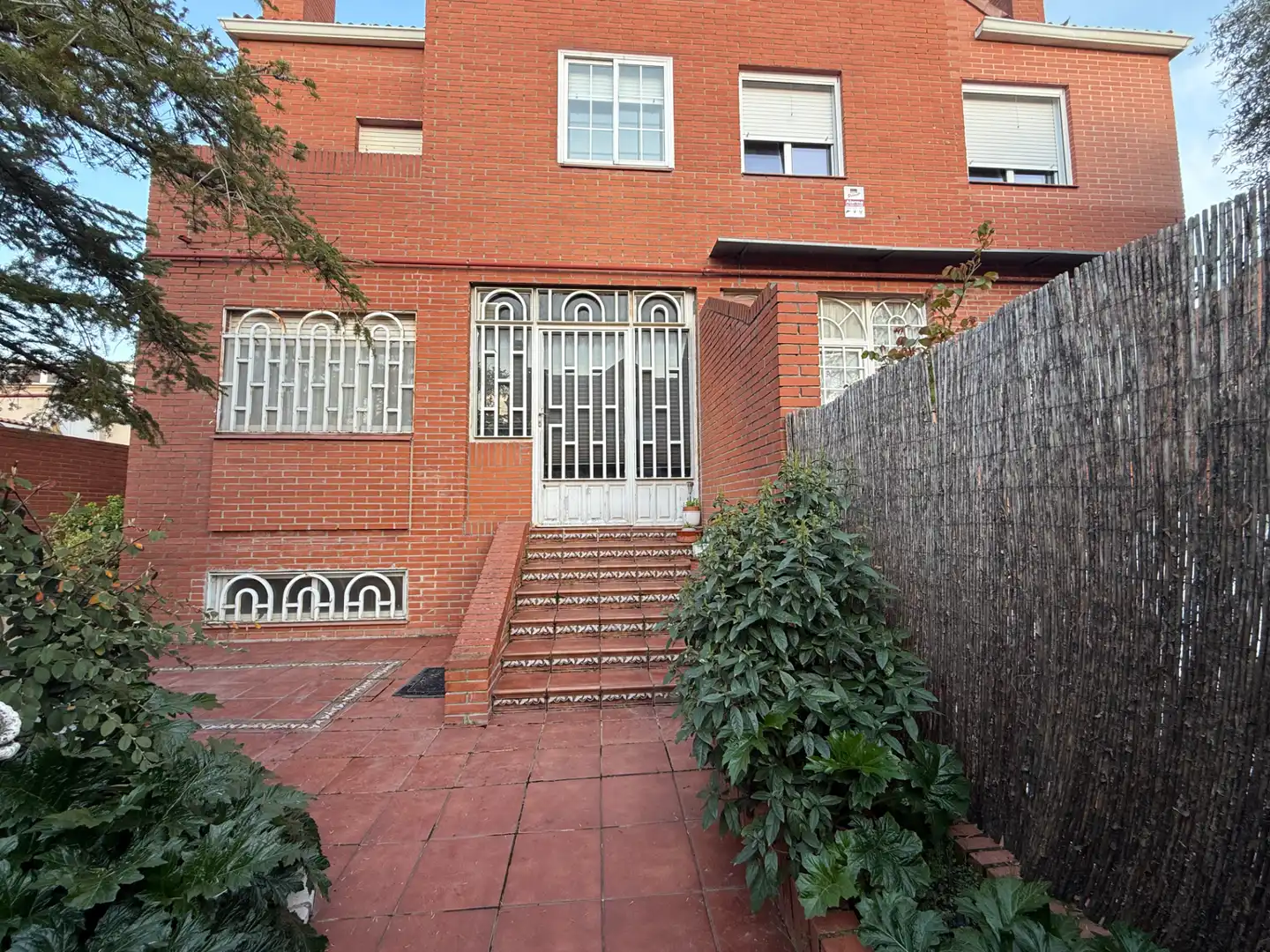 Vista exterior de Casa adosada en venda en Coslada amb Calefacció, Jardí privat i Terrassa