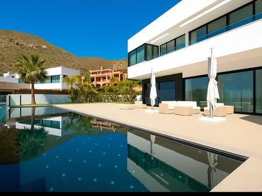 Villa con piscina in vendita a Golf Bahía