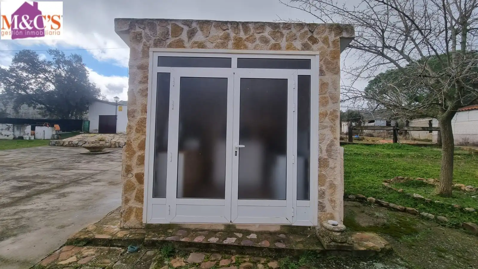 Vista exterior de Casa o xalet en venda en Cabezarrubias del Puerto amb Aire condicionat, Calefacció i Jardí privat