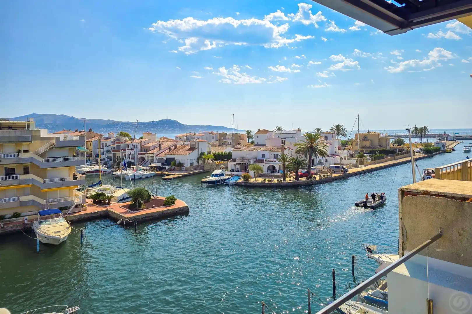 Einfamilien-Reihenhaus zum Verkauf in Empuriabrava mit Klimaanlage, Heizung und Terrasse
