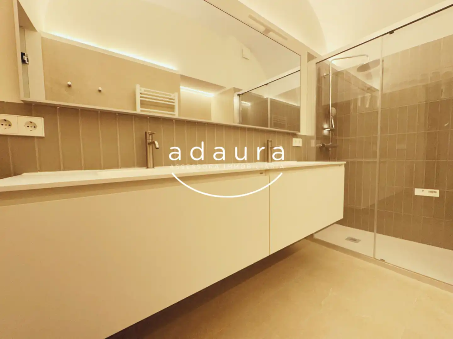 Badezimmer von Erdgeschoss zur Miete in Mataró mit Klimaanlage, Heizung und Privatgarten