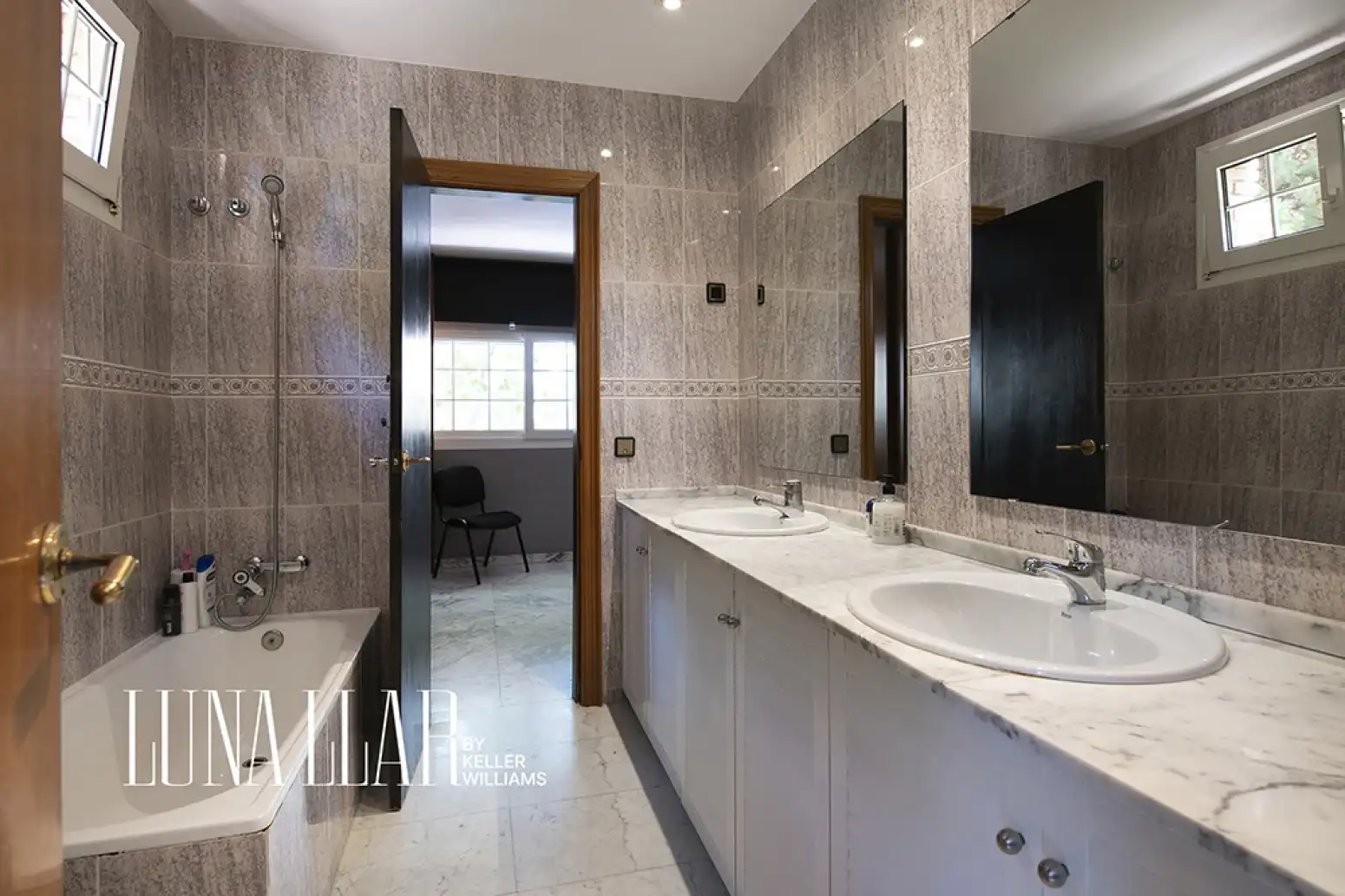 Bathroom of Houses for sale in Castelldefels  with Air Conditioner, Heating and Private garden