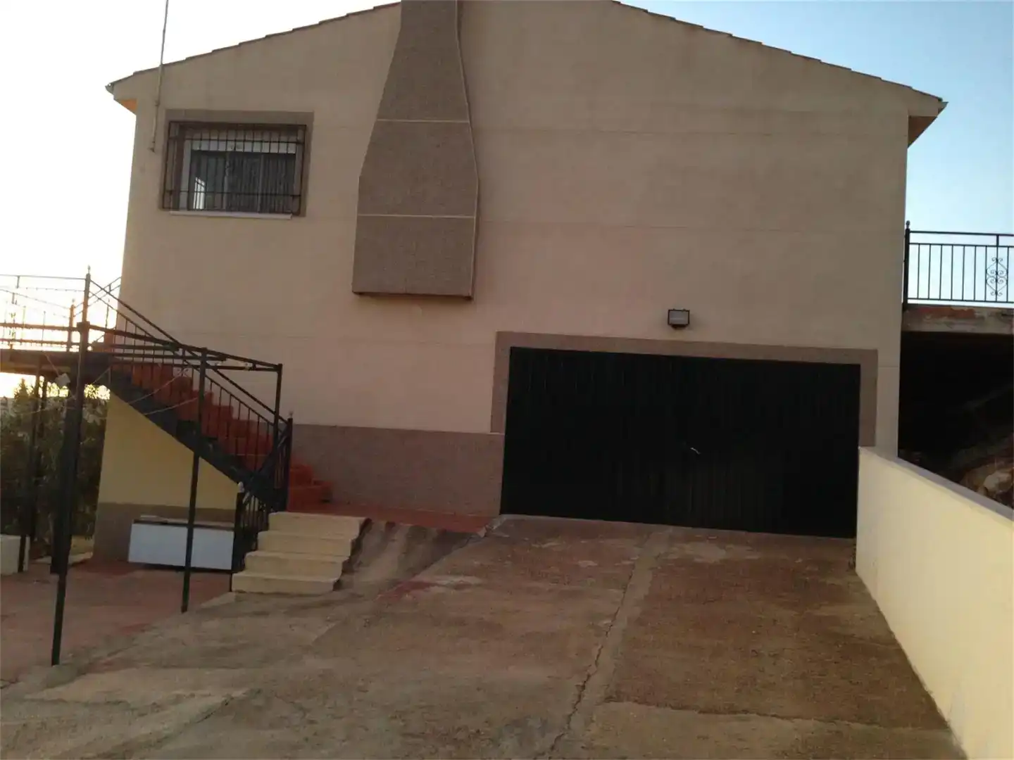 Vista exterior de Casa o chalet en venta en Moral de Calatrava con Jardín privado, Piscina y Amueblado