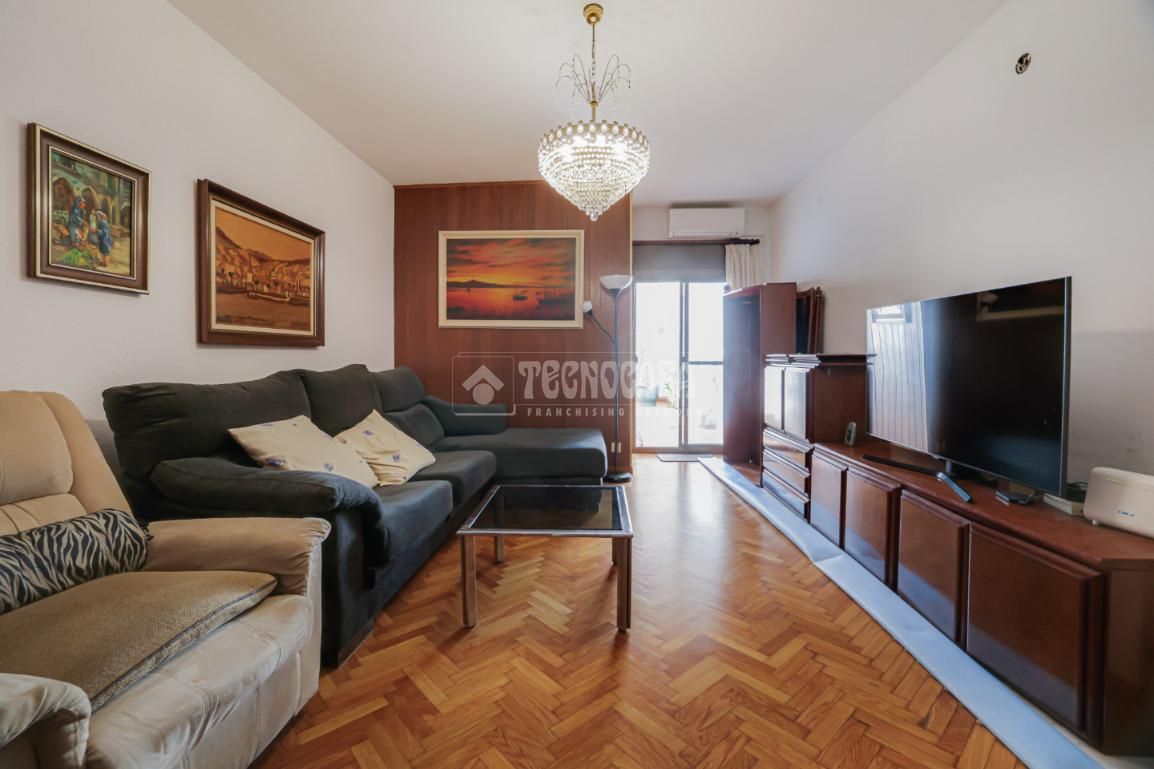 Living room of Flat for sale in Santa Coloma de Gramenet  with Air Conditioner and Parquet flooring