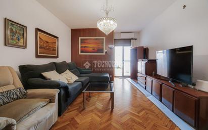 Sala d'estar de Pis en venda en Santa Coloma de Gramenet amb Aire condicionat i Parquet