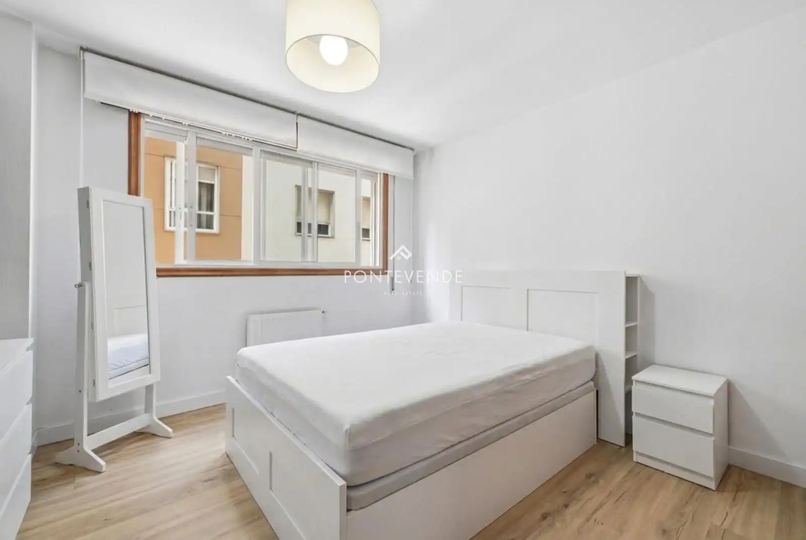 Habitación de Piso en venta en Pontevedra Capital  con Calefacción, Trastero y Amueblado