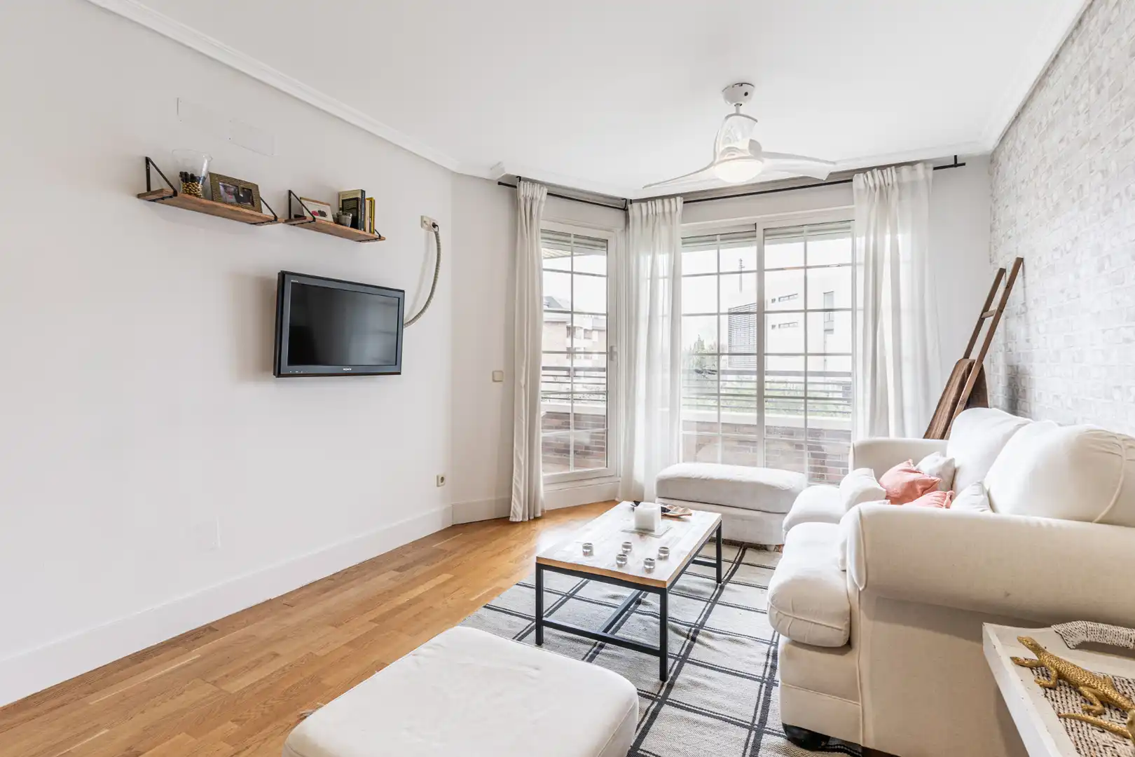 Living room of Duplexes for sale in Majadahonda  with Air Conditioner, Heating and Storage room