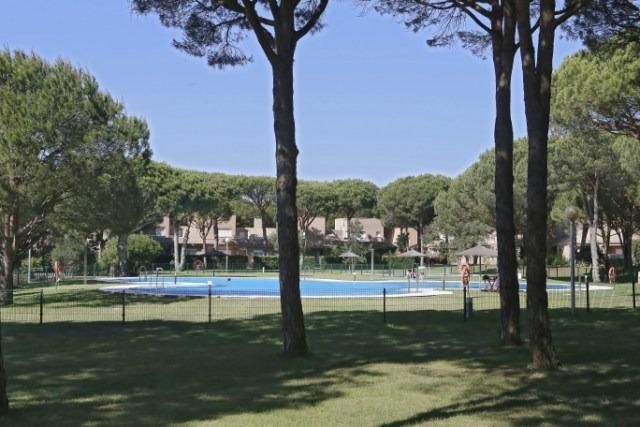 Piscina de Casa adosada en venda en Chiclana de la Frontera amb Jardí privat i Piscina comunitària