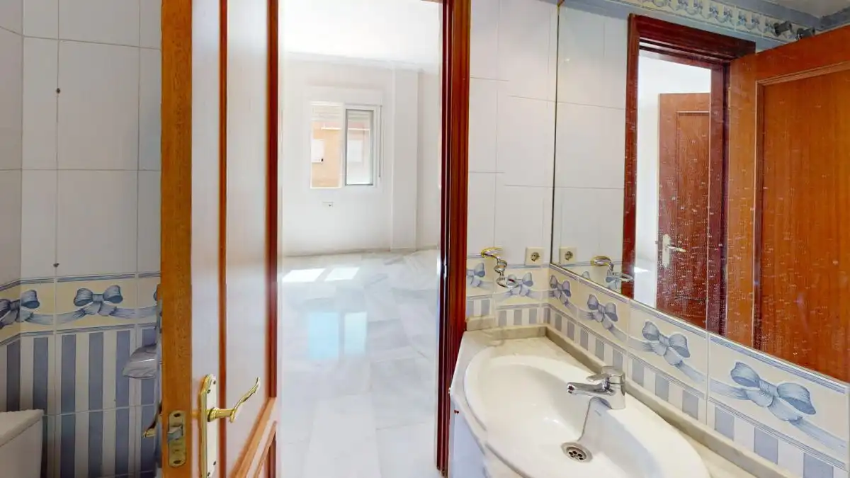 Bathroom of Flat for rent in Sevilla  with Air Conditioner, Heating and Terrace