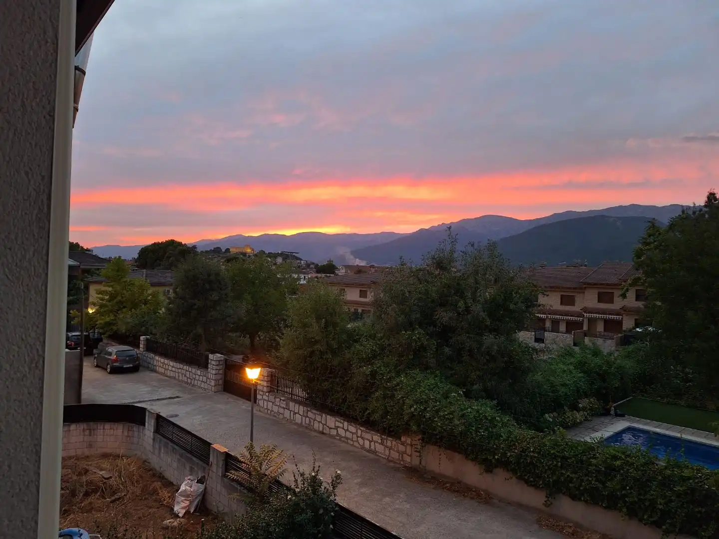 Vista exterior de Casa o chalet en venta en La Adrada  con Aire acondicionado, Terraza y Balcón