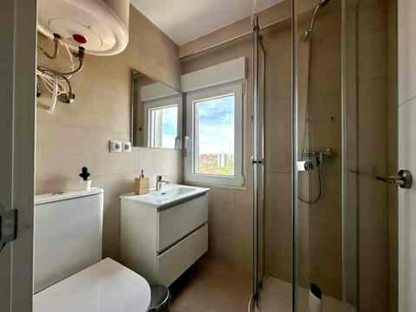 Bathroom of Flat for rent in Madrid  with Air Conditioner, Heating and Washing machine