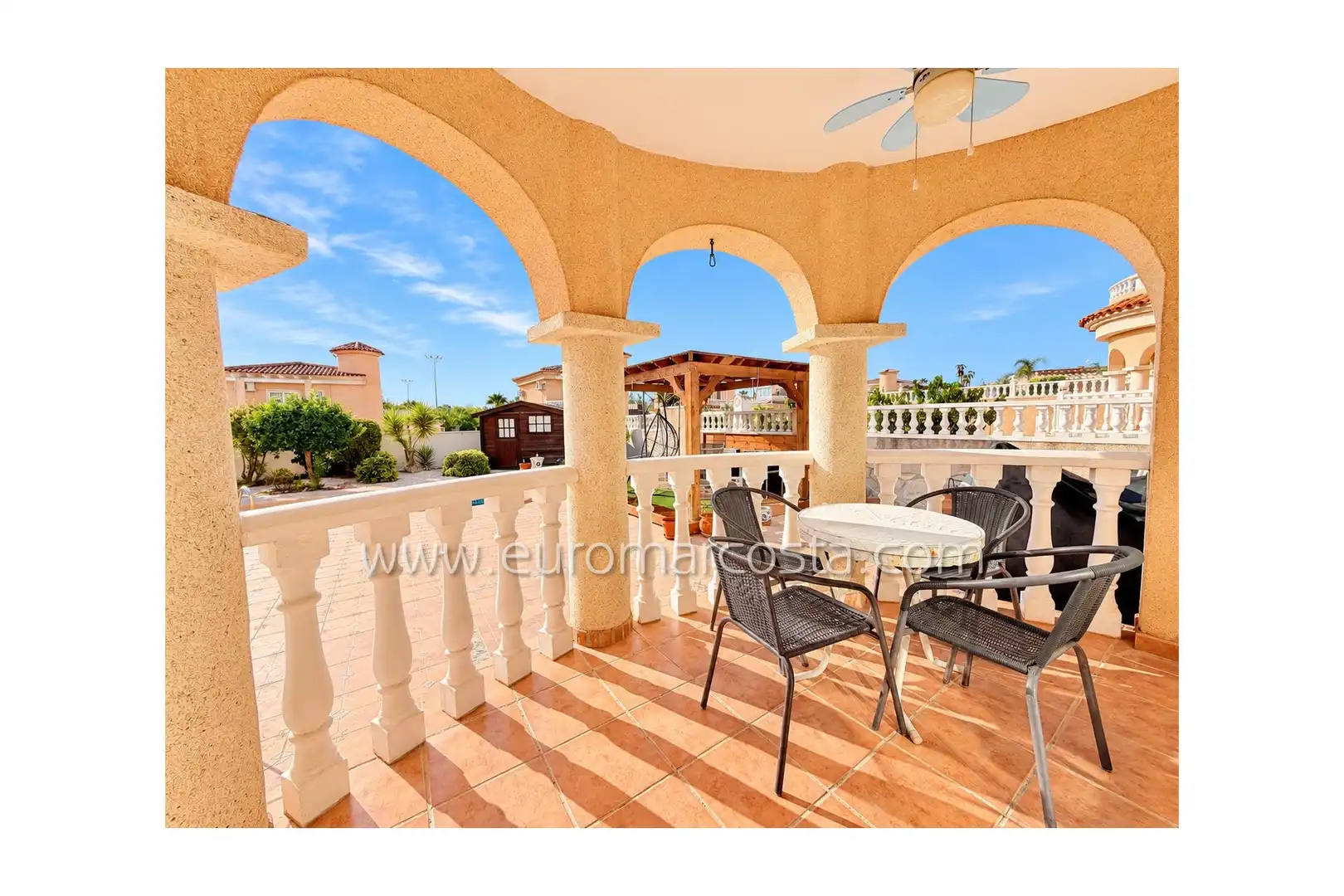 Chalet con piscina en venta en Calle Helsinki, imagen 6