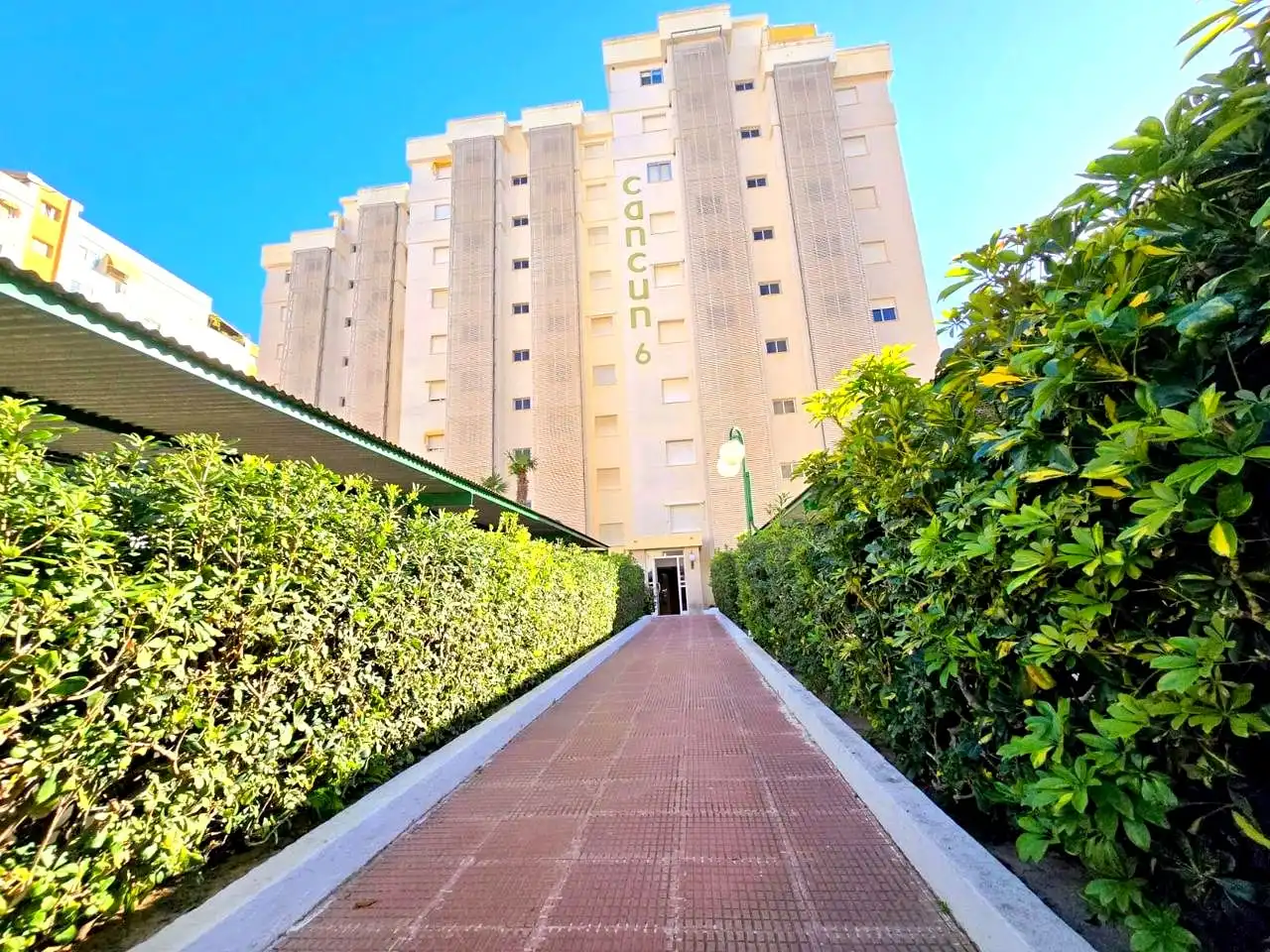 Vista exterior de Apartament de lloguer en Gandia amb Aire condicionat, Parquet i Terrassa