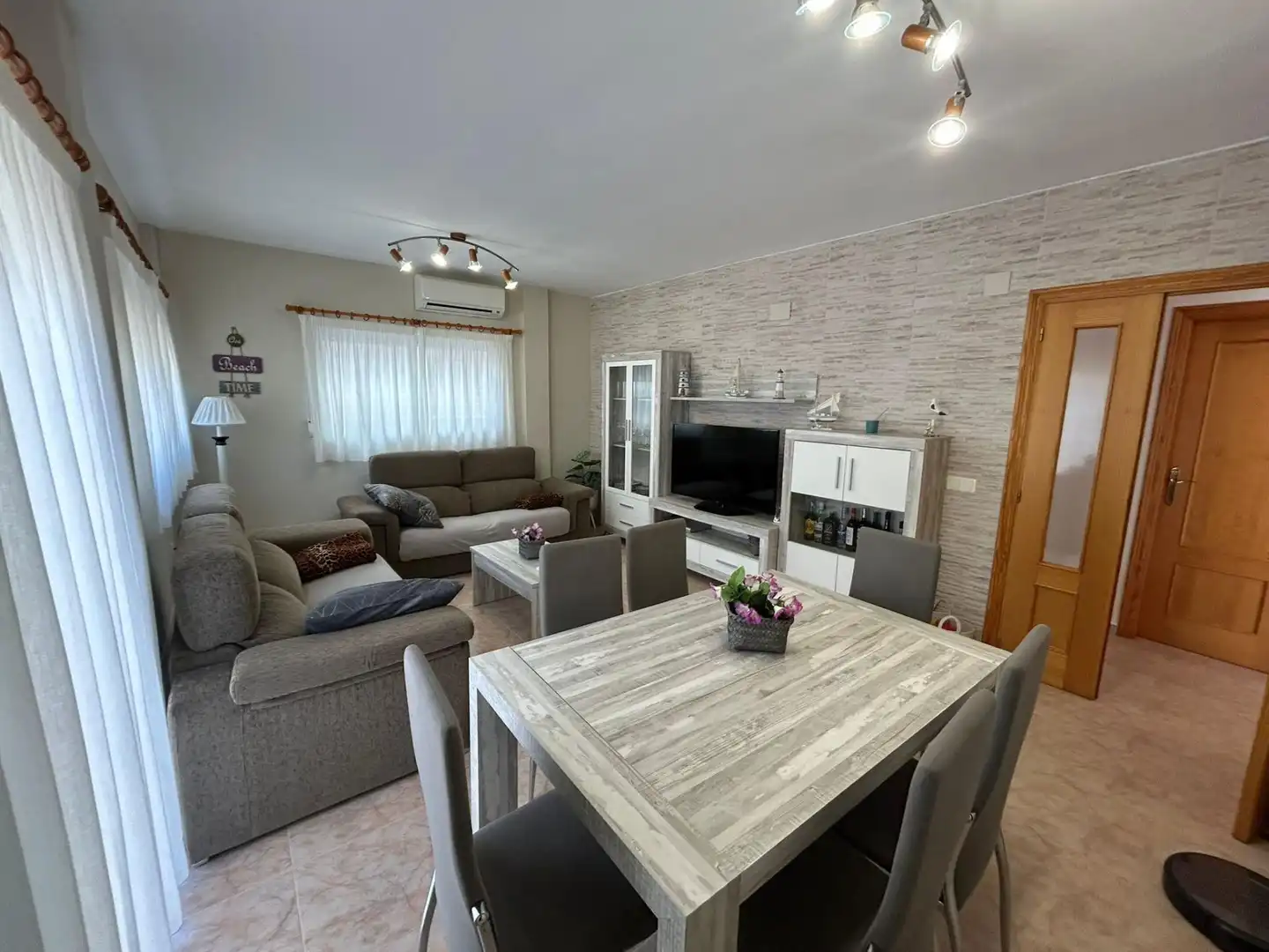 Wohnzimmer von Einfamilien-Reihenhaus zum Verkauf in Cullera mit Klimaanlage, Terrasse und Möbliert