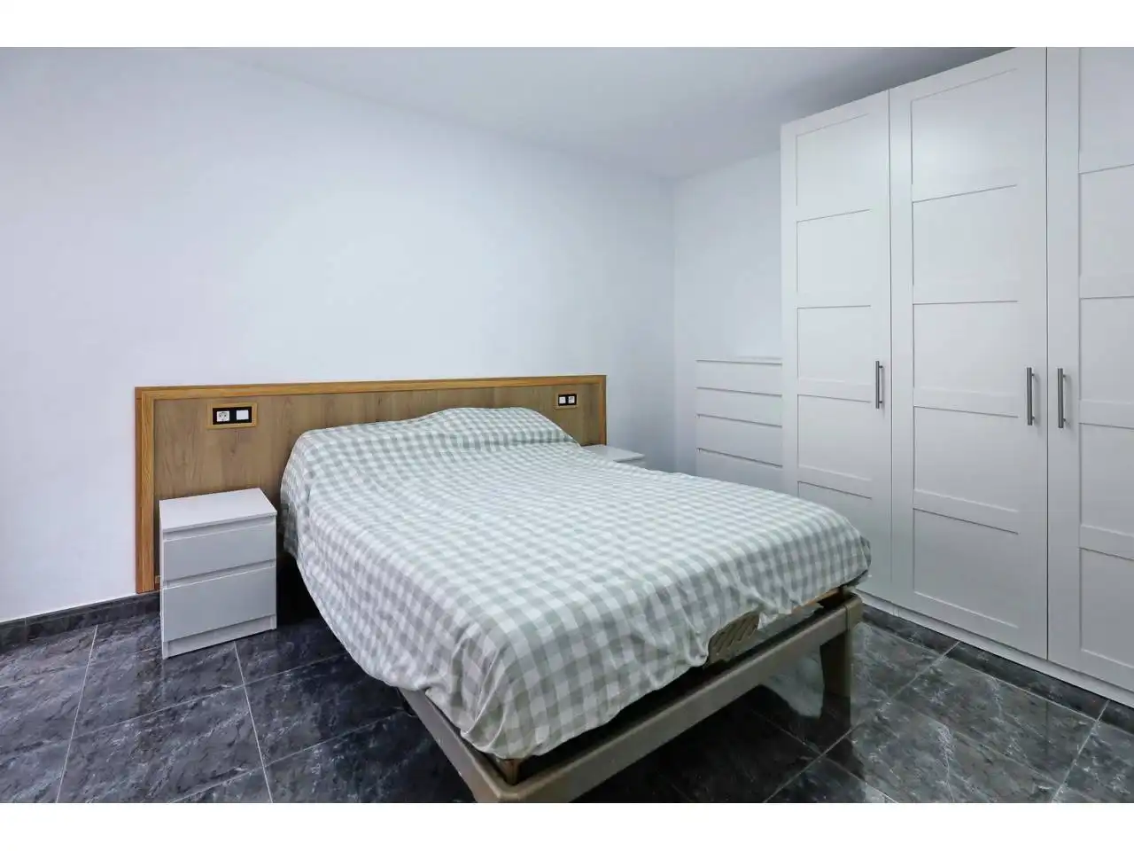 Bedroom of Flat for sale in Santa Coloma de Gramenet  with Furnished and Balcony