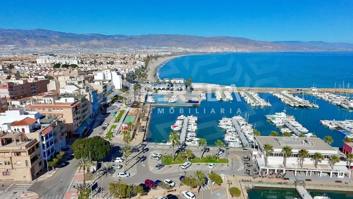 Vista exterior de Ático en venta en Roquetas de Mar con Terraza