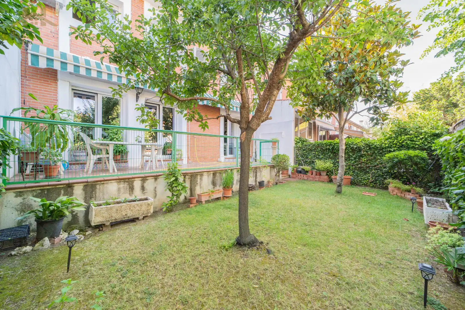 Jardí de Casa adosada en venda en Madrid amb Aire condicionat, Calefacció i Jardí privat