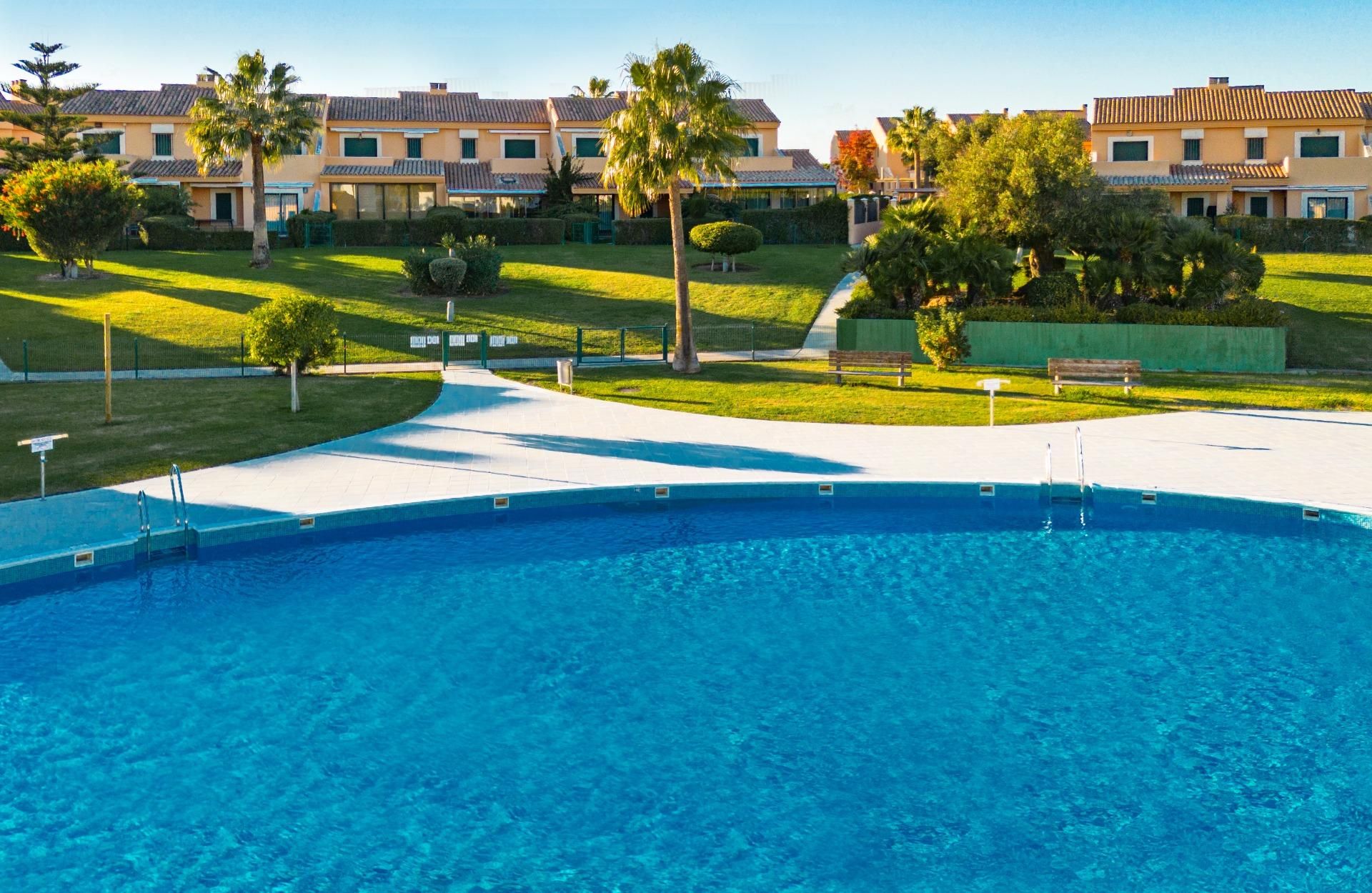 Piscina de Casa adosada en venda en Chiclana de la Frontera amb Aire condicionat, Calefacció i Jardí privat