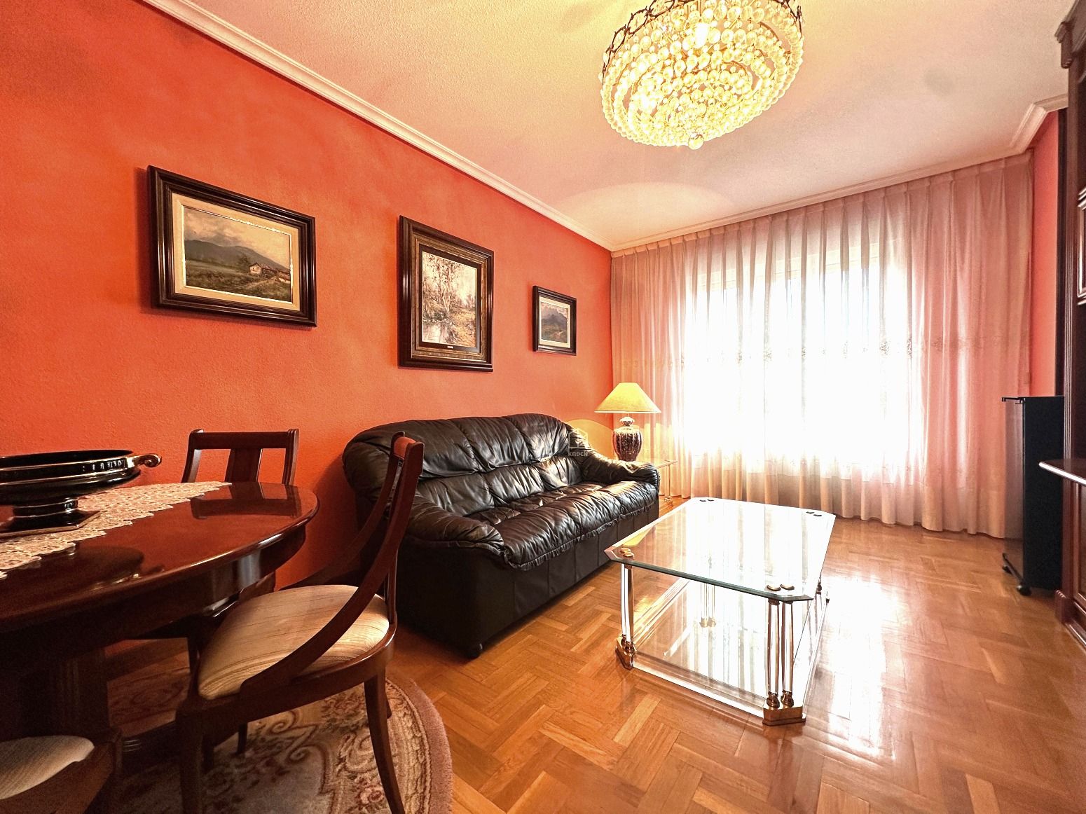 Sala de estar de Piso en venta en Oviedo  con Calefacción, Parquet y Amueblado
